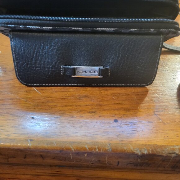 JACCLYN SMITH WOMAN'S HAND PURSE, HAS LOTS OF POCKETS, GREAT CONDITION - Picture 2 of 3